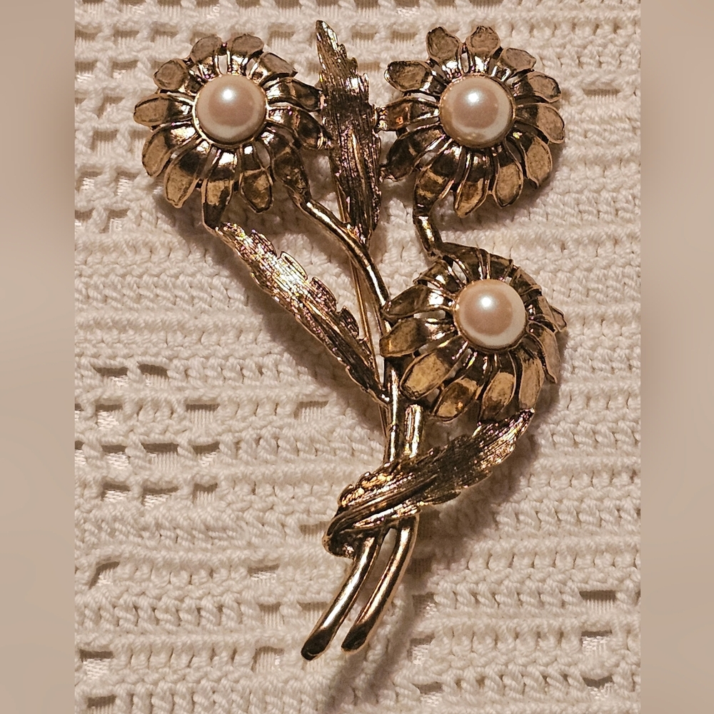 Vintage Estate CM Jent Goldtone  Lg Floral Flower W Faux Pearls 3 5" Brooch Pin